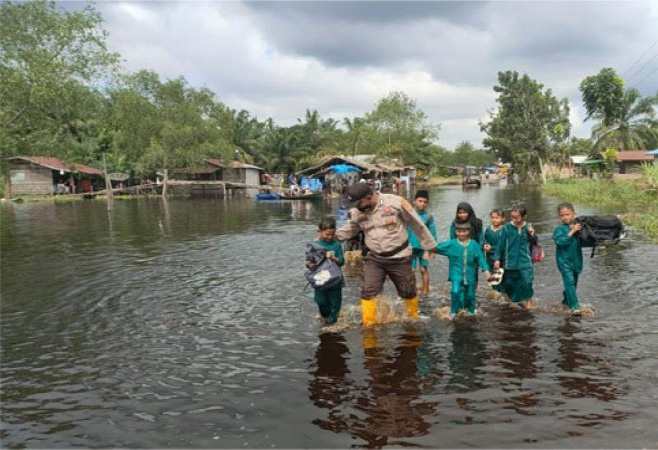 Kapolsek Kubu Pandu Pengemudi dan Anak Sekolah Melintasi Banjir
